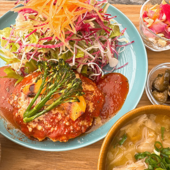 トマト煮込み豆腐ハンバーグ季節野菜のグリル添え
