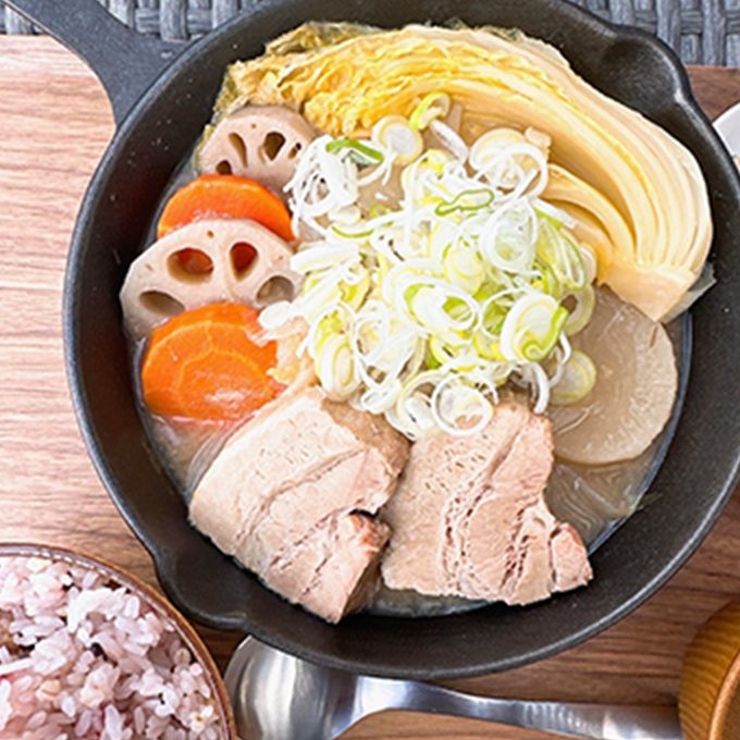 ゴロゴロ野菜とトロトロ豚のご馳走豚汁